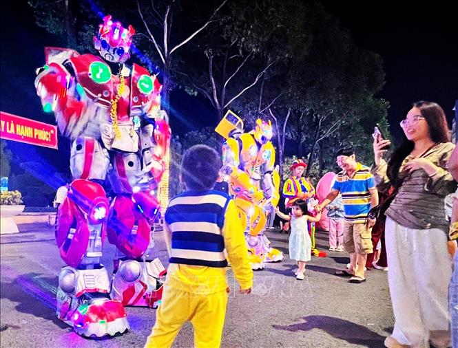 Cần Thơ mở lại tuyến phố đi bộ khu vực bến Ninh Kiều - Ảnh 3.