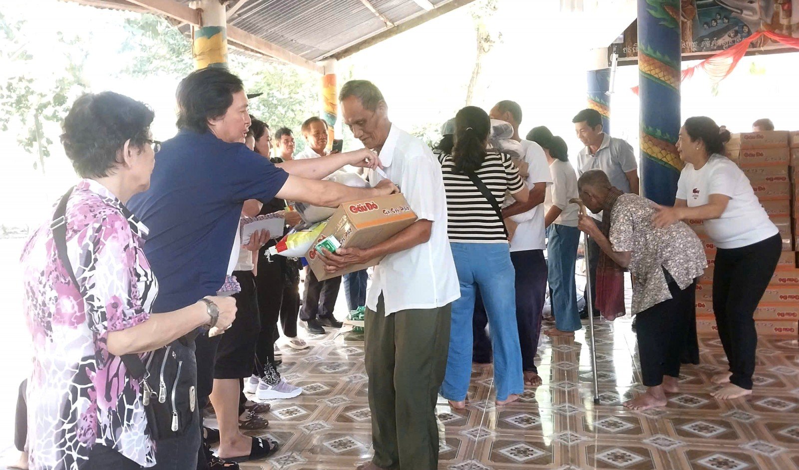 Overrekker 200 gaver til khmerfolket i An Cu-kommunen og Tinh Bien-distriktet