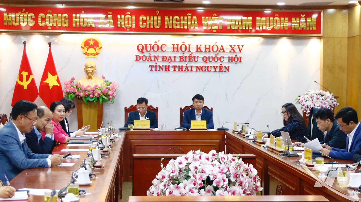 농꽝녓 동지, 성 인민위원회 부위원장과 대표단이 타이응우옌 다리 지점에서 열린 회의에 참석했습니다.