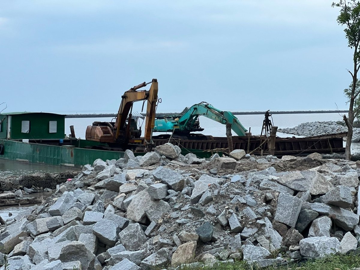 Tỉnh Cà Mau đã xây dựng Đề án phòng, chống sạt lở bờ biển, bờ sông đến năm 2030 với việc xác định cần khắc phục 15 đoạn bờ biển sạt lở với chiều dài khoảng 120 km. Ảnh: Trọng Linh.