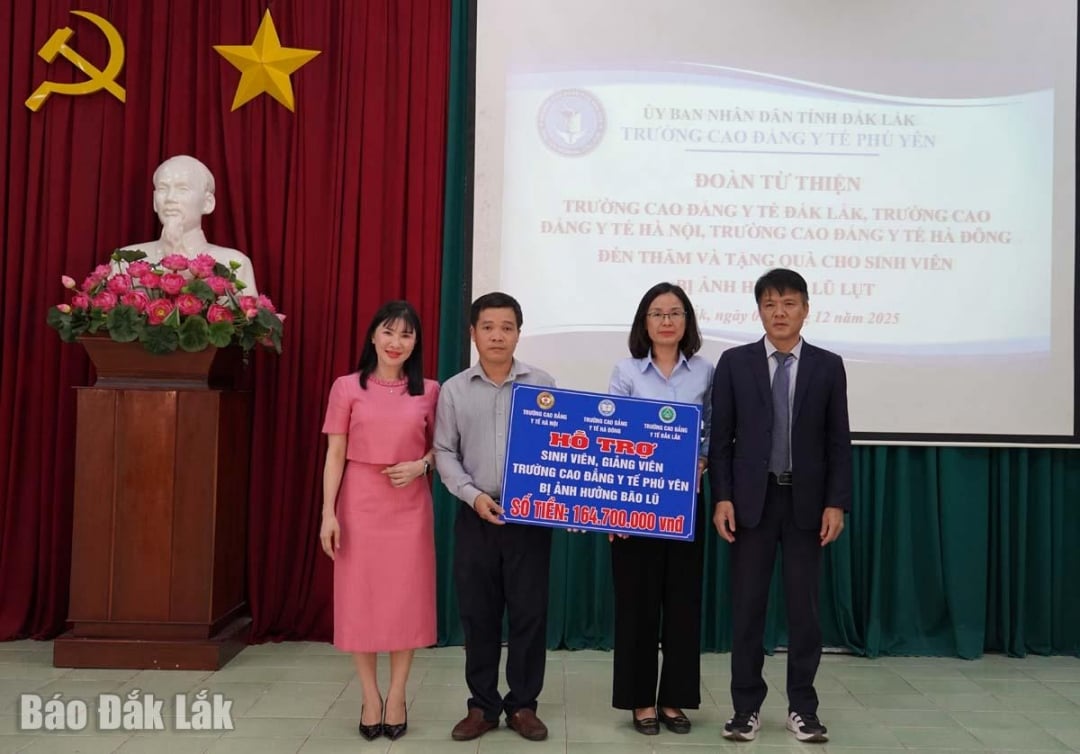 តំណាងមហាវិទ្យាល័យវេជ្ជសាស្ត្រហាណូយ និងមហាវិទ្យាល័យវេជ្ជសាស្រ្ដ Ha Dong ជូនអំណោយដល់មហាវិទ្យាល័យវេជ្ជសាស្ត្រ Dak Lak។