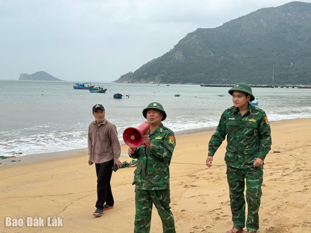붕로 항 국경 경비대의 장교와 군인들은 위험 지역에 있는 사람들을 안전한 대피소로 대피시켰습니다.