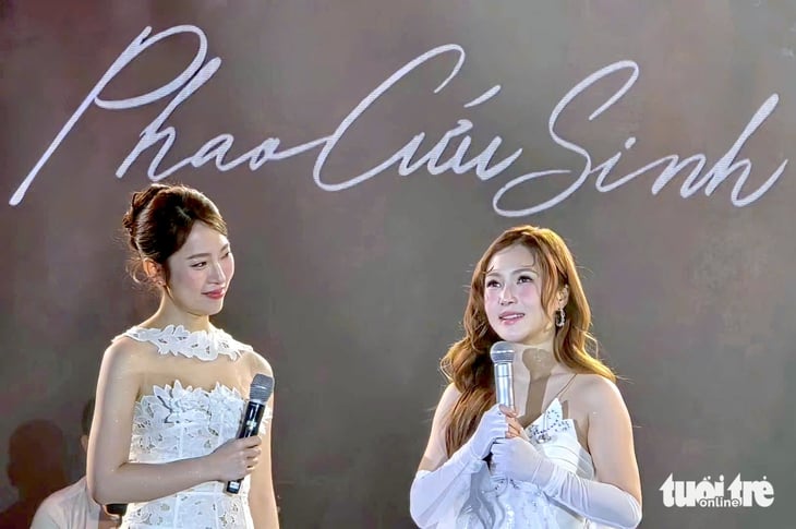 Bố mẹ Hương Tràm mừng con gái ra album, Bùi Anh Tuấn khen cô có mọi thứ - Ảnh 1.