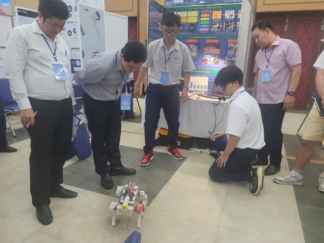 Uczniowie przystępujący do egzaminów z przedmiotów ścisłych i technicznych: Departament Edukacji i Szkolenia miasta Ho Chi Minh walczy z plagiatem? - Zdjęcie 1. Học sinh thi khoa học kỹ thuật: Sở GD-ĐT TP.HCM chống "đạo văn"? - Ảnh 1.