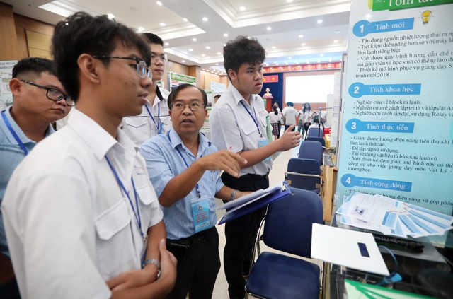 Uczniowie przystępujący do egzaminów z przedmiotów ścisłych i technicznych: Departament Edukacji i Szkolenia miasta Ho Chi Minh szuka sposobów na walkę z „plagiatem”? - Zdjęcie 2. Học sinh thi khoa học kỹ thuật: Sở GD-ĐT TP.HCM tìm cách chống 'đạo văn'? - Ảnh 2.