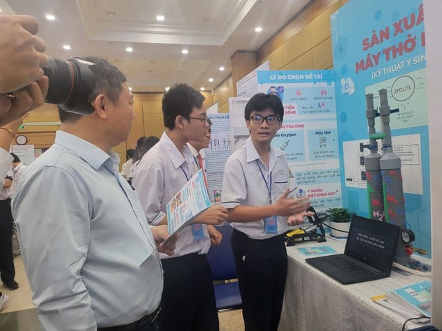 Uczniowie przystępujący do egzaminów z przedmiotów ścisłych i technicznych: Departament Edukacji i Szkolenia miasta Ho Chi Minh walczy z plagiatem? - Zdjęcie 2. Học sinh thi khoa học kỹ thuật: Sở GD-ĐT TP.HCM chống "đạo văn"? - Ảnh 2.