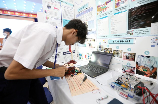 Uczniowie przystępujący do egzaminów z przedmiotów ścisłych i technicznych: Departament Edukacji i Szkolenia miasta Ho Chi Minh szuka sposobów na walkę z „plagiatem”? - Zdjęcie 4. Học sinh thi khoa học kỹ thuật: Sở GD-ĐT TP.HCM tìm cách chống 'đạo văn'? - Ảnh 4.