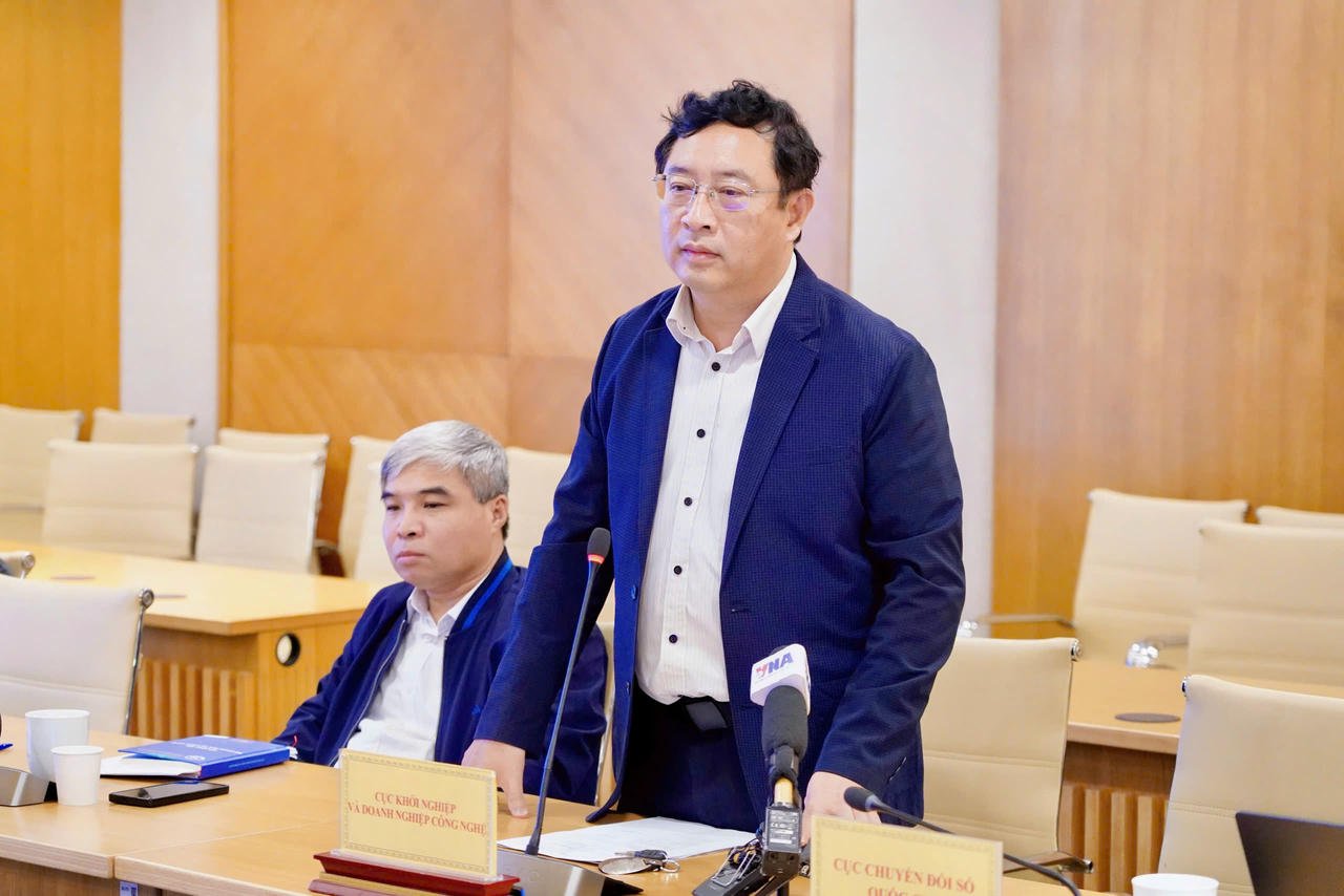 Bapak Pham Hong Quat, Direktur Badan Usaha Rintisan dan Teknologi, memberikan informasi mengenai Festival Rintisan Kreatif Nasional Techfest Vietnam 2025