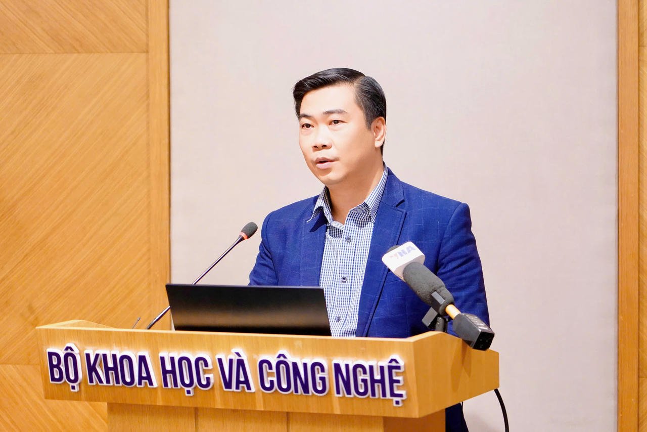 Bapak Truong Huu Chung - Kepala Departemen Promosi Investasi, Departemen Industri Teknologi Informasi menyampaikan pidato di Forum Nasional ke-7 tentang Pengembangan Perusahaan Teknologi Digital di Vietnam