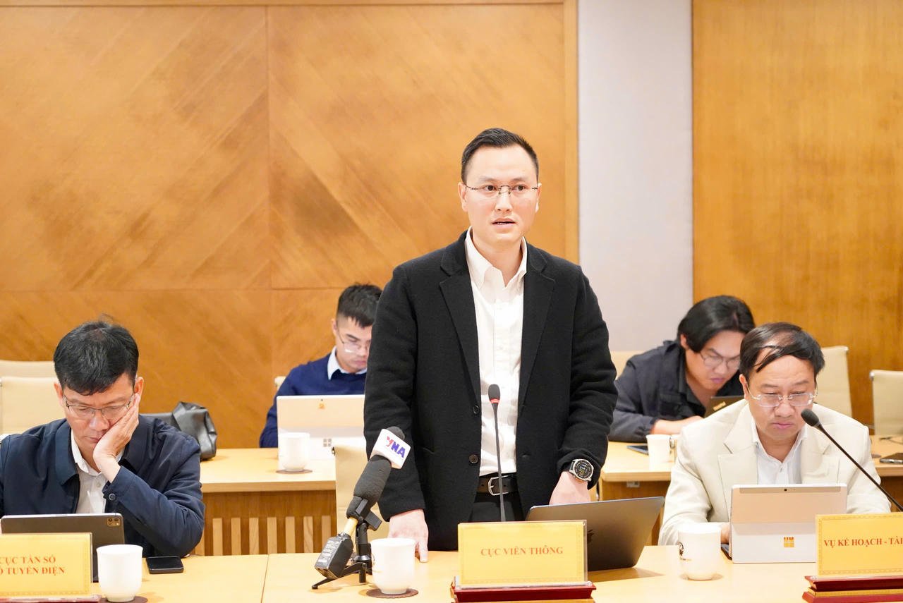 Perwakilan unit menjawab pers pada konferensi pers