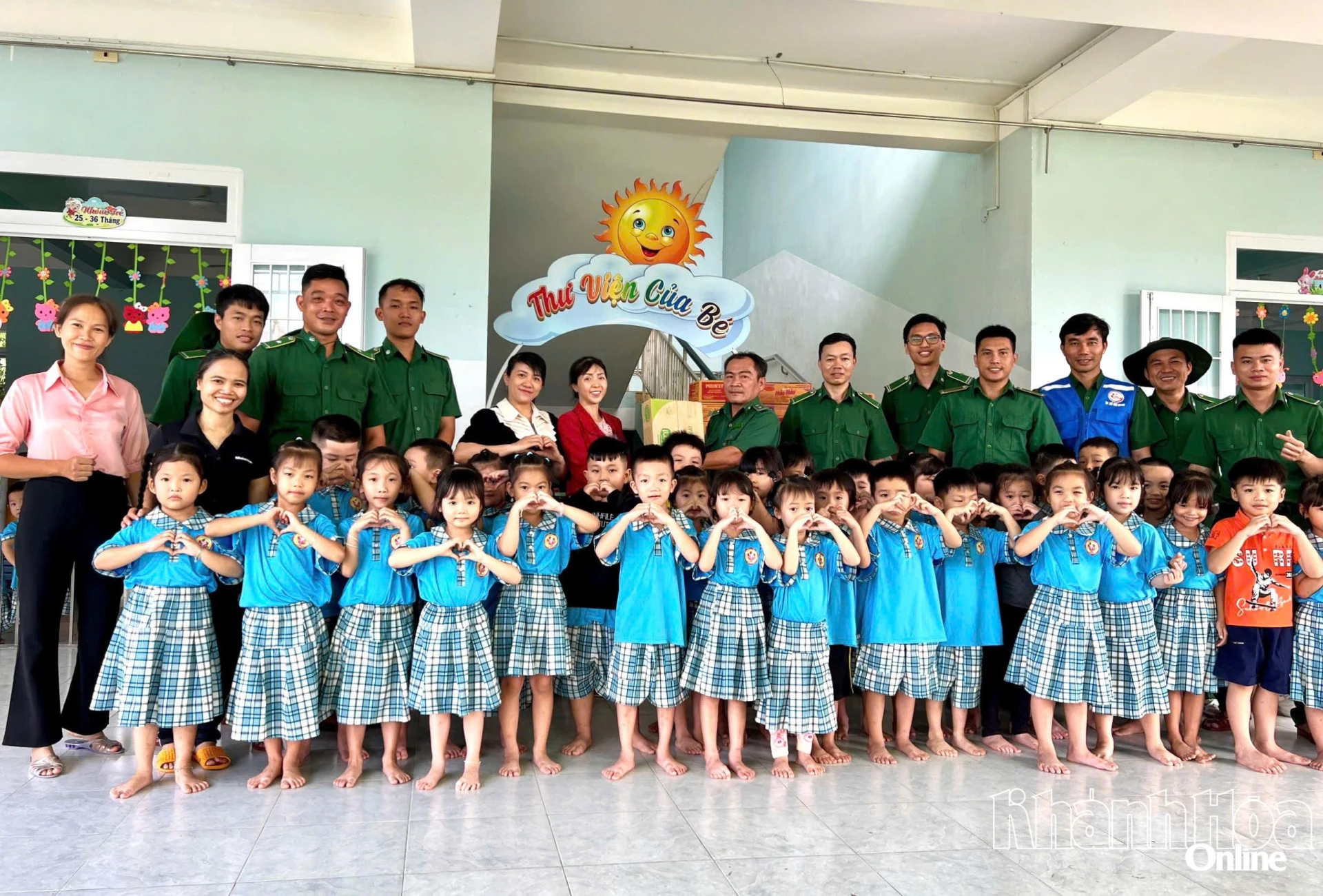 Рабочая делегация посетила и вручила подарки детскому саду Дьен Тоан коммуны Дьен Кхань.