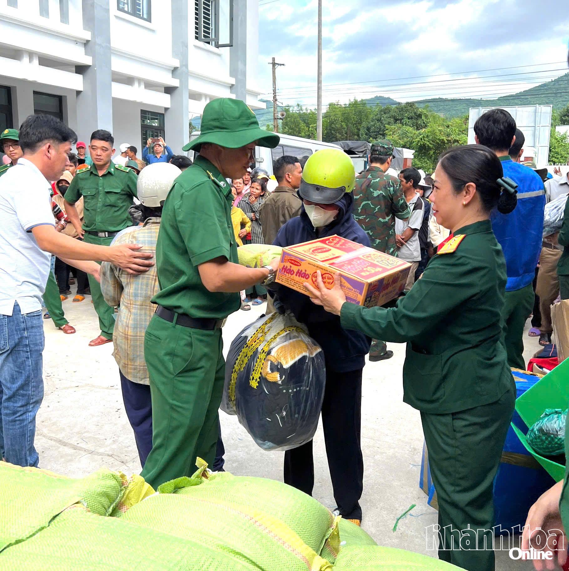 Представители делегации по оказанию помощи Хошимину и военного командования провинции вручили подарки жителям коммуны Кханьвинь.