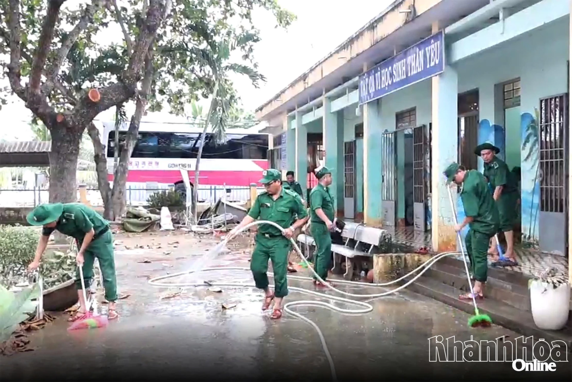 Группа помогает убирать школу, чтобы учителя и ученики могли скорее вернуться в классы.
