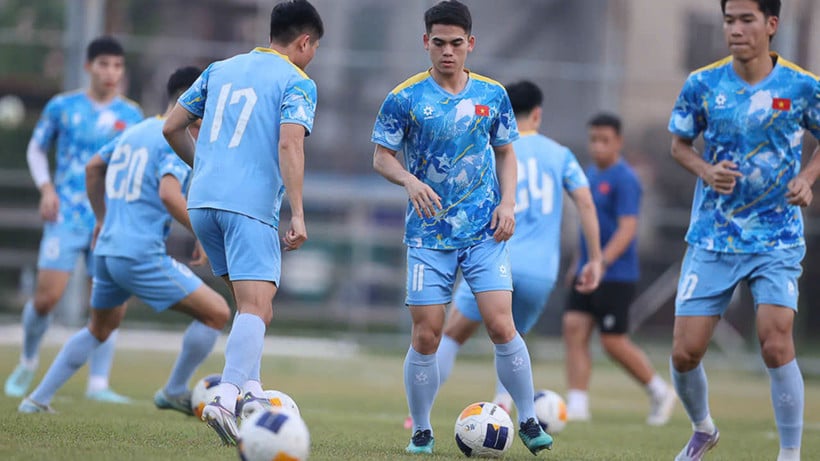 Капітан збірної В'єтнаму U22 Куат Ван Кханг тренується зі своїми товаришами по команді в Бангкоку. (Фото: VFF)