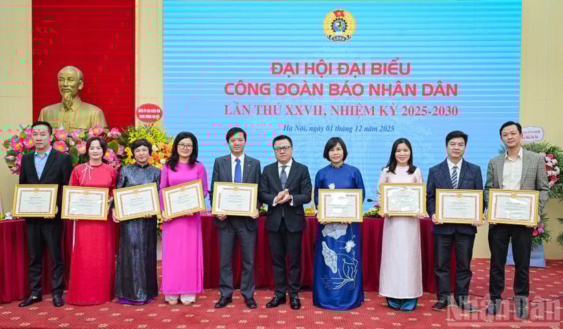 Kameraad Le Quoc Minh reikte Certificaten van Verdienste uit aan personen die zich buitengewoon verdienstelijk hadden gemaakt voor vakbondsactiviteiten bij de krant Nhan Dan.