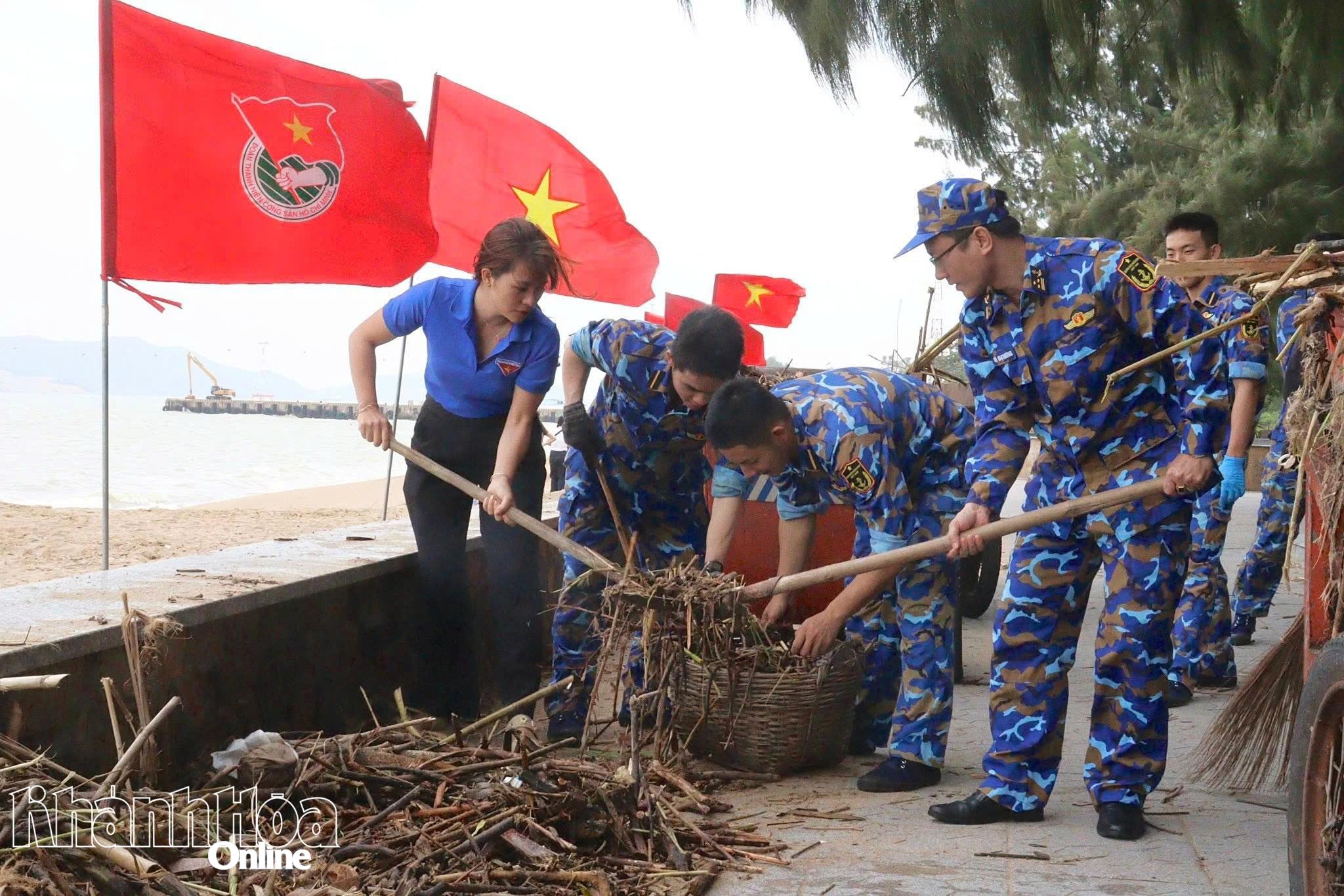 Studenții Academiei Navale, lectorii și studenții Universității Khanh Hoa au participat la curățenia și colectarea gunoiului în zona plajei Nha Trang.