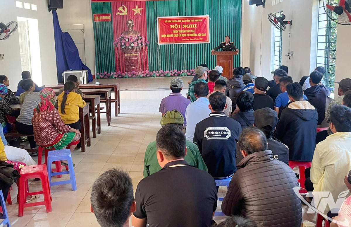 Masyarakat etnis Mong di dusun Lien Phuong, komune Van Lang menghadiri Konferensi tersebut.