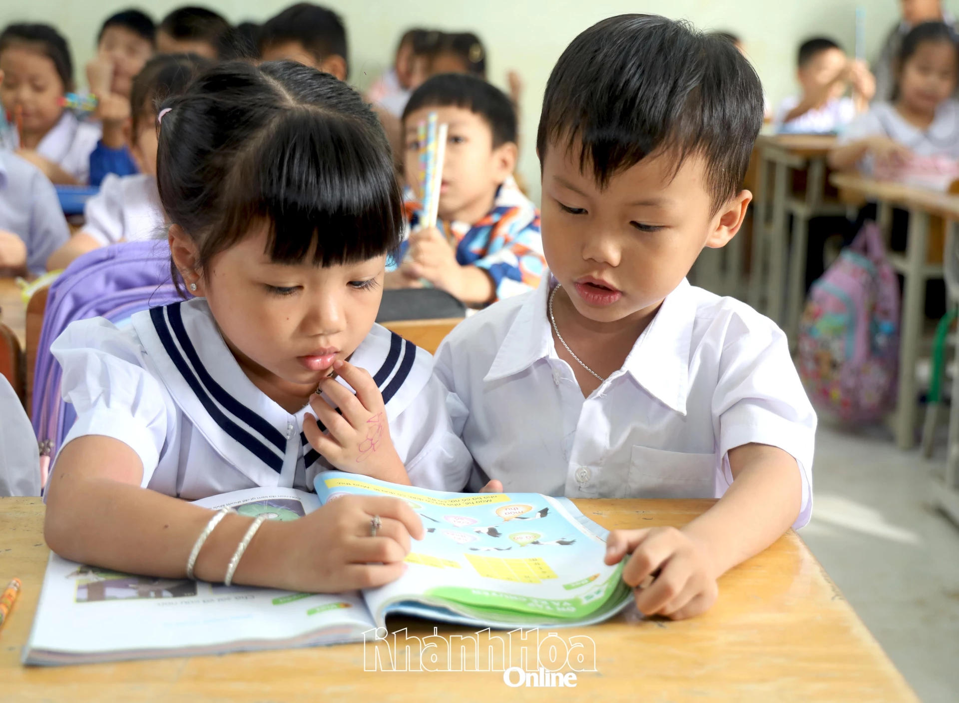 Багатьом учням початкової школи Дьєн Сон доводиться користуватися спільними підручниками.