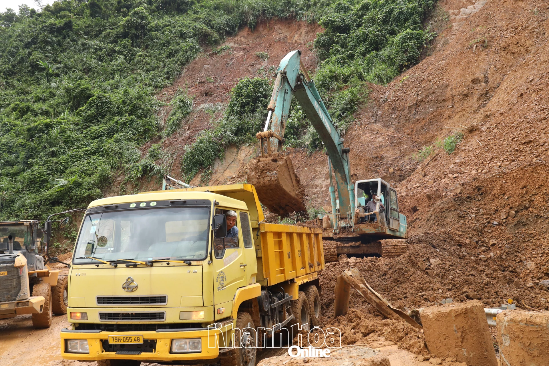Для устранения оползней на перевале Кханьле были мобилизованы транспортные средства и рабочие.