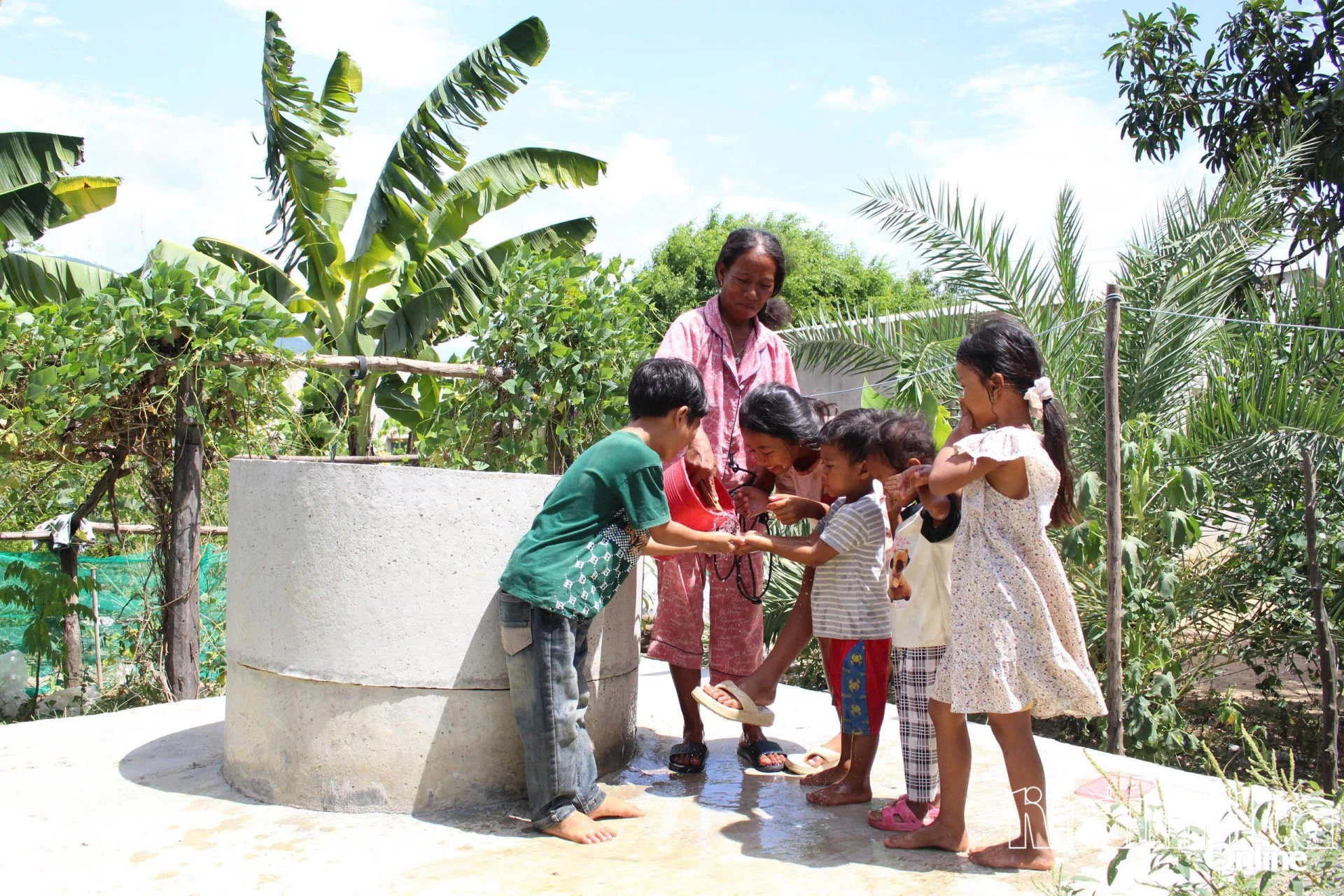 Från Phu Nhon församlings insamlingsfond grävdes många brunnar för att stödja invånarna i Giai Phong Residential Group, Ba Ngoi Ward. Foto: Ma Phuong