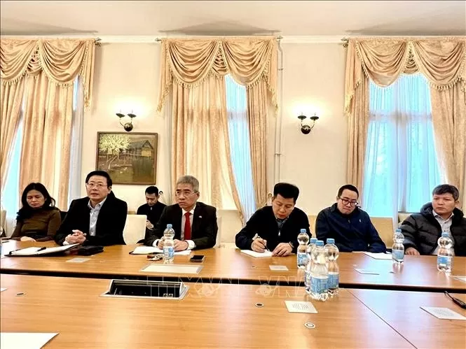 Đại sứ Nguyễn Đắc Thành (thứ ba từ trái) phát biểu tại lễ phát động quyên góp đợt hai ủng hộ đồng bào trong nước bị ảnh hưởng nặng nề bởi lũ lụt. Ảnh: Phương Hoa/PV TTXVN tại Đức