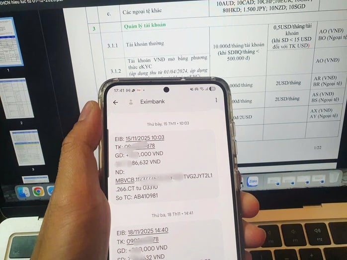 Lại tranh cãi ngân hàng thu phí quản lý tài khoản - Ảnh 1.