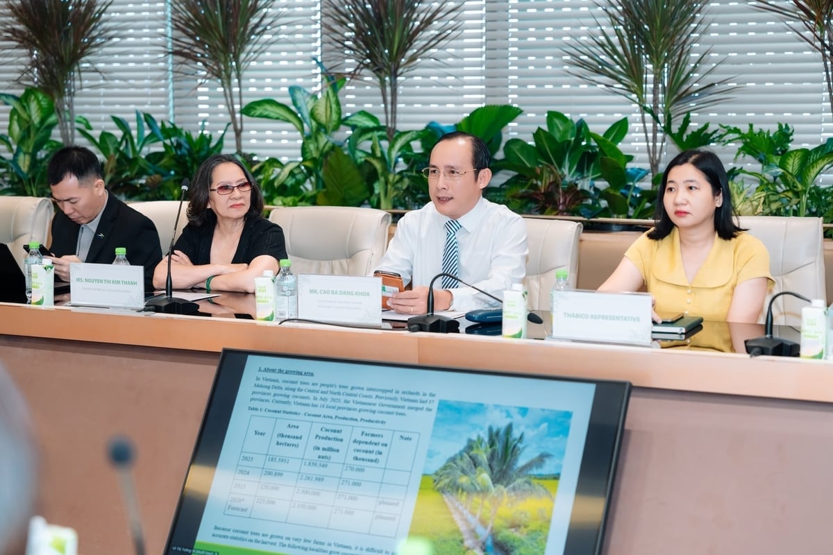 Г-н Као Ба Данг Хоа, вице-президент и генеральный секретарь Вьетнамской ассоциации производителей кокосов, представил обзор вьетнамской кокосовой отрасли. Фото: Выонг Тхинь. Ông Cao Bá Đăng Khoa, Phó Chủ tịch kiêm Tổng thư ký Hiệp hội Dừa Việt Nam thông tin về tổng quan ngành dừa Việt Nam. Ảnh: Vương Thịnh.