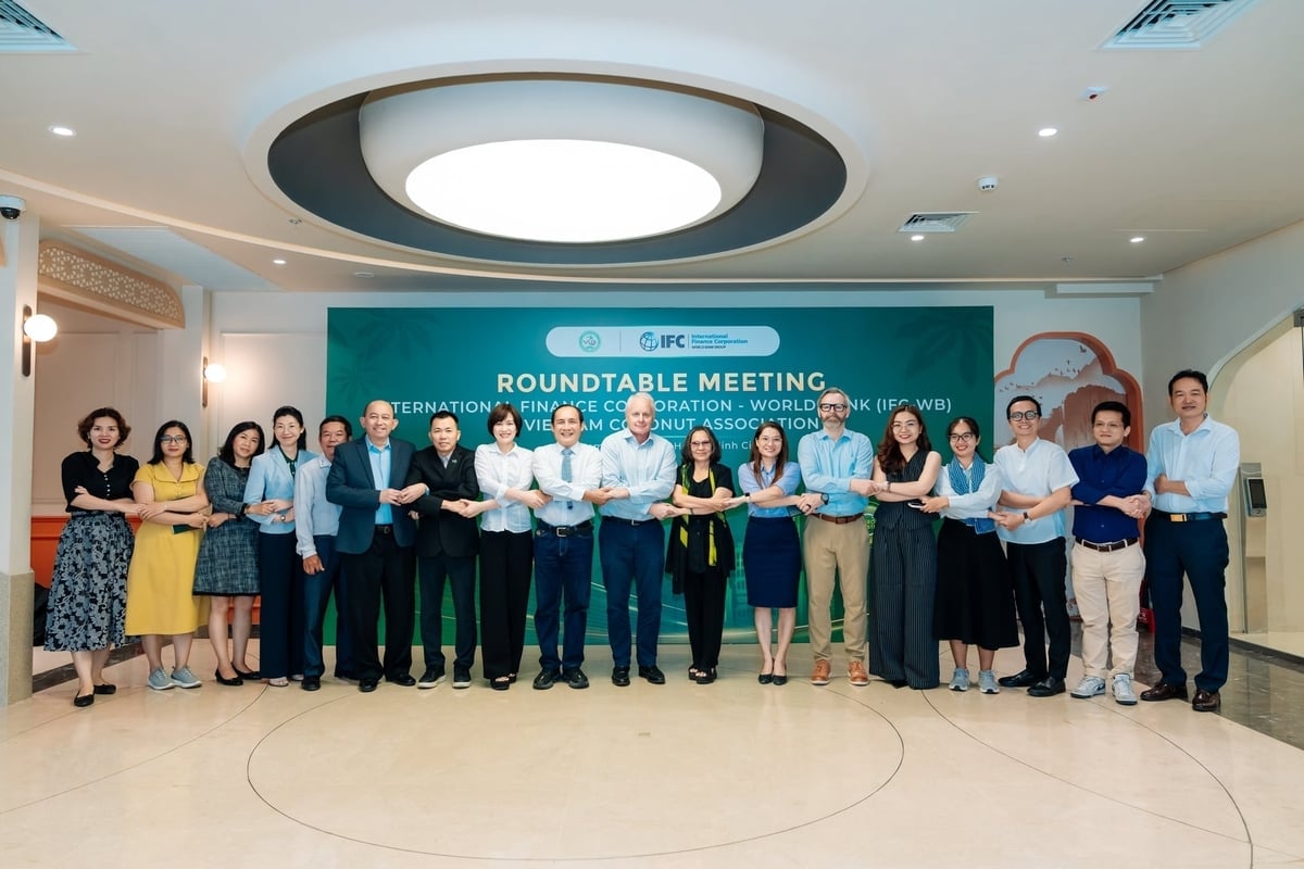 После встречи IFC разработает специальную программу поддержки вьетнамских предприятий кокосовой отрасли на период 2026–2030 годов. Фото: Выонг Тхинь. Sau buổi làm việc, IFC sẽ xây dựng chương trình cụ thể hỗ trợ doanh nghiệp ngành dừa Việt Nam giai đoạn 2026 - 2030. Ảnh: Vương Thịnh.