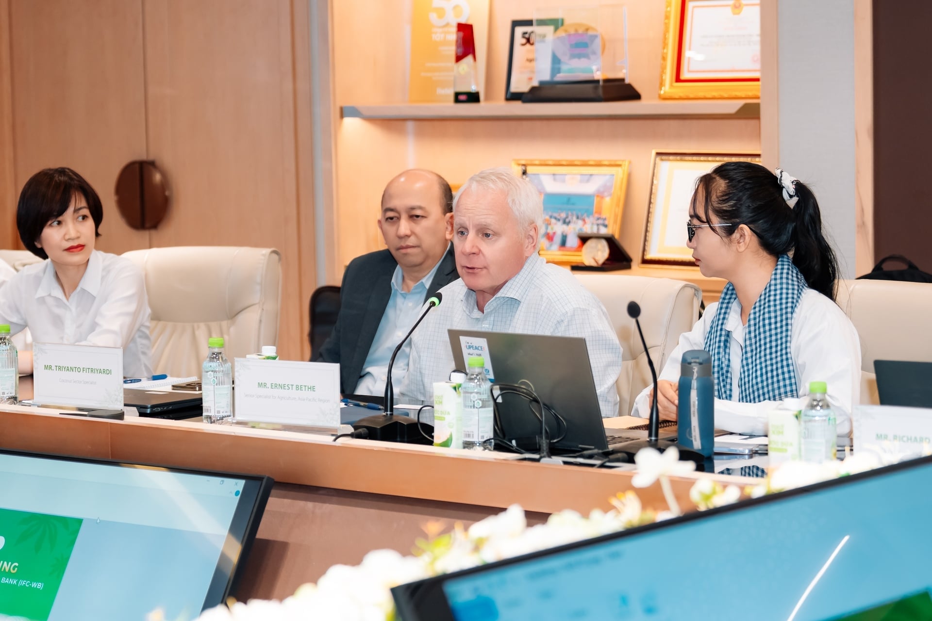 Г-н Эрнест Бете, главный эксперт по сельскому хозяйству в Азиатско-Тихоокеанском регионе, выступил на рабочем заседании. Фото: Вуонг Тхинь. Ông Ernest Bethe Chuyên gia trưởng phụ trách Nông nghiệp, Khu vực Châu Á - Thái Bình Dương thông tin tại buổi làm việc. Ảnh: Vương Thịnh.