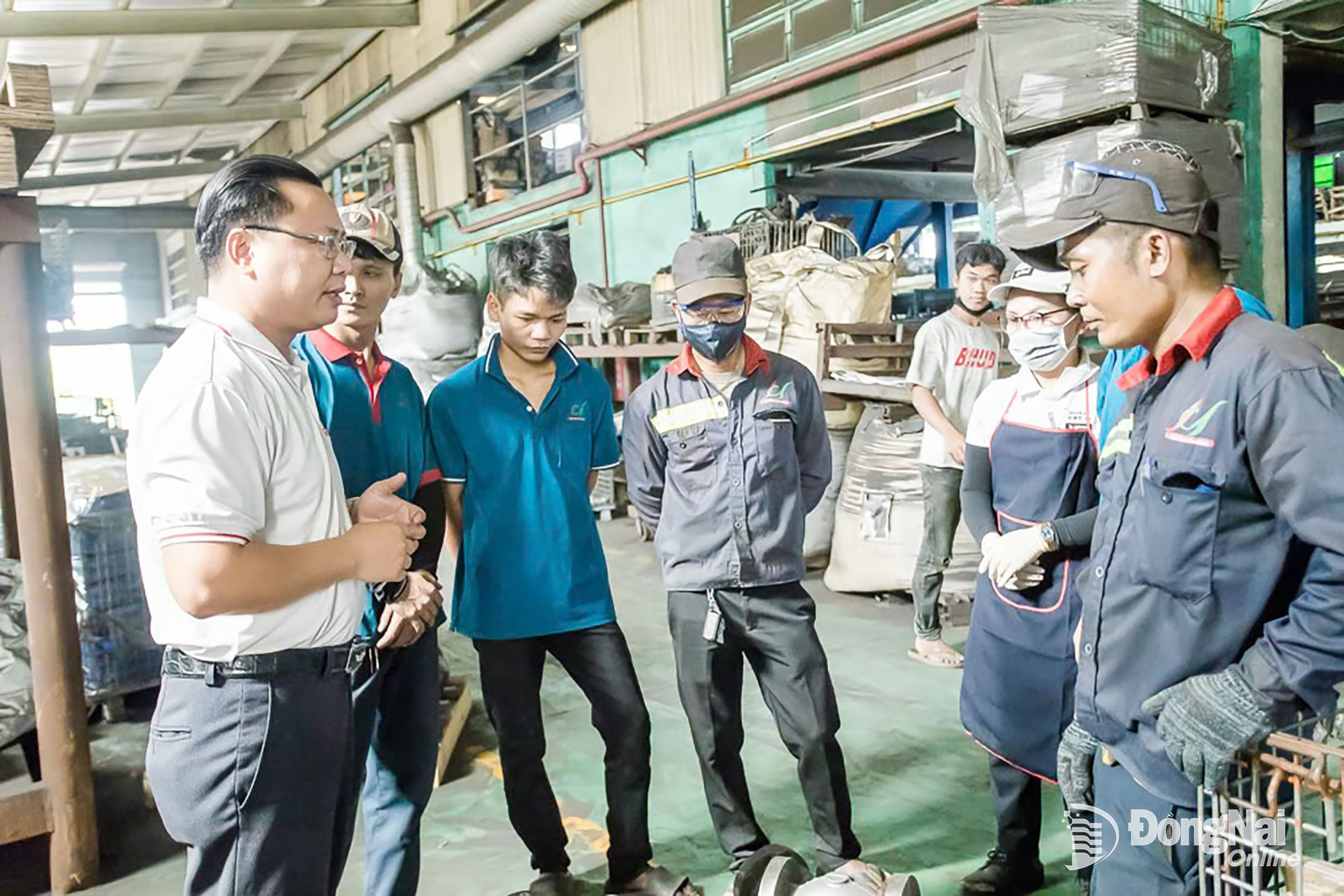 Å skape et transparent og gunstig forretningsmiljø er det bedrifter virkelig trenger i dag. På bildet: Kim Vinh Thang Company Limited (Ho Nai industripark) konsulterer med arbeidere før produksjonstiden starter. Illustrasjonsbilde