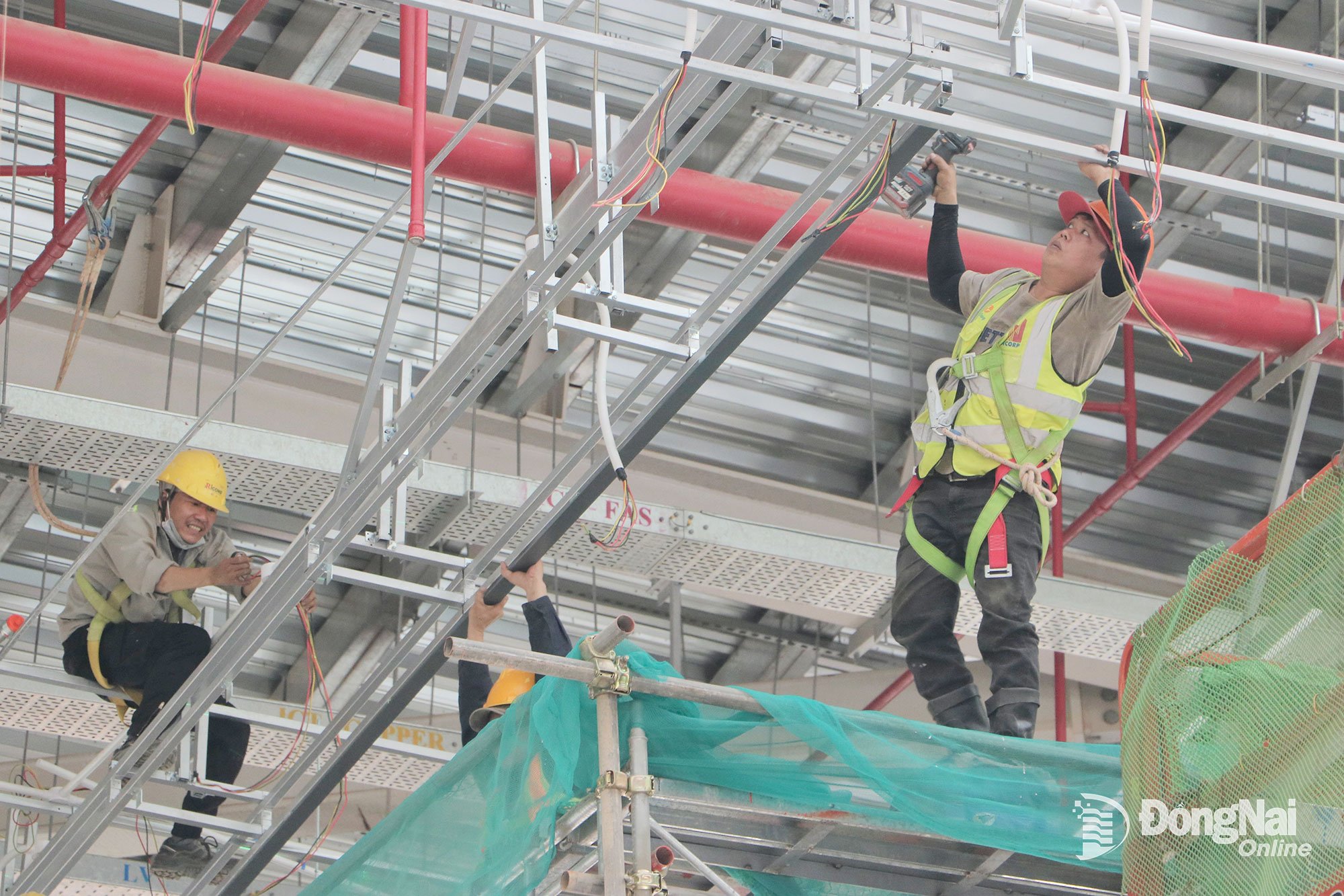 Muncitori care construiesc terminalul de pasageri al aeroportului Long Thanh.