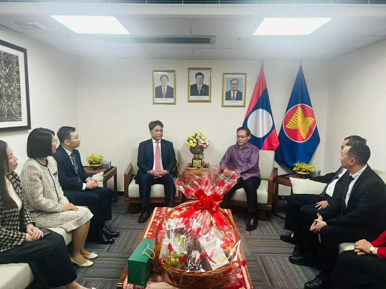 สถานกงสุลใหญ่เวียดนามประจำกว่างโจว ประเทศจีน แสดงความยินดีเนื่องในโอกาสครบรอบ 50 ปี วันชาติลาว Tổng lãnh sự quán Việt Nam tại Quảng Châu, Trung Quốc chúc mừng kỷ niệm 50 năm Quốc khánh Lào