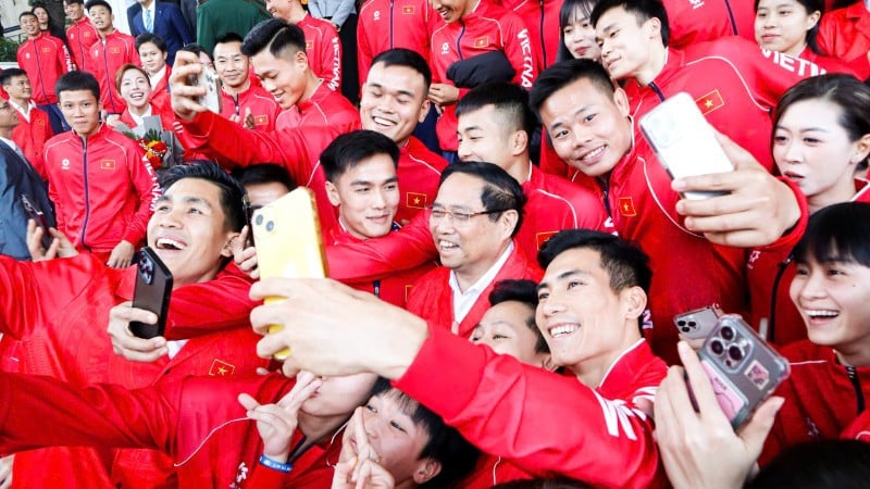 التقط رئيس الوزراء فام مينه تشينه، وهو يرتدي الزي التنافسي للوفد الرياضي الفيتنامي المشارك في دورة ألعاب جنوب شرق آسيا الثالثة والثلاثين، صورة تذكارية مع الرياضيين.