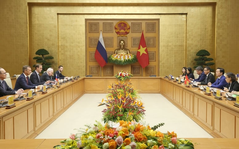 Visestatsminister Tran Hong Ha mottok første nestleder i Føderasjonsrådet i Den russiske føderasjons føderale forsamling A.V. Yatskin - Foto 4. Phó Thủ tướng Trần Hồng Hà tiếp Phó Chủ tịch thứ nhất Hội đồng liên bang Quốc hội Liên bang Nga A.V. Yatskin- Ảnh 4.