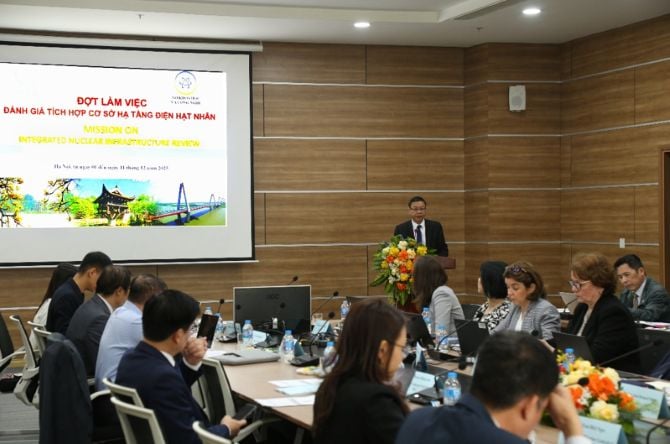 Deputy Minister of Science and Technology Le Xuan Dinh delivered the opening speech at the Working Group to assess the integration of nuclear power infrastructure in Vietnam. Thứ trưởng Bộ KH&CN Lê Xuân Định phát biểu khai mạc Đợt làm việc đánh giá tích hợp cơ sở hạ tầng điện hạt nhân ở Việt Nam.