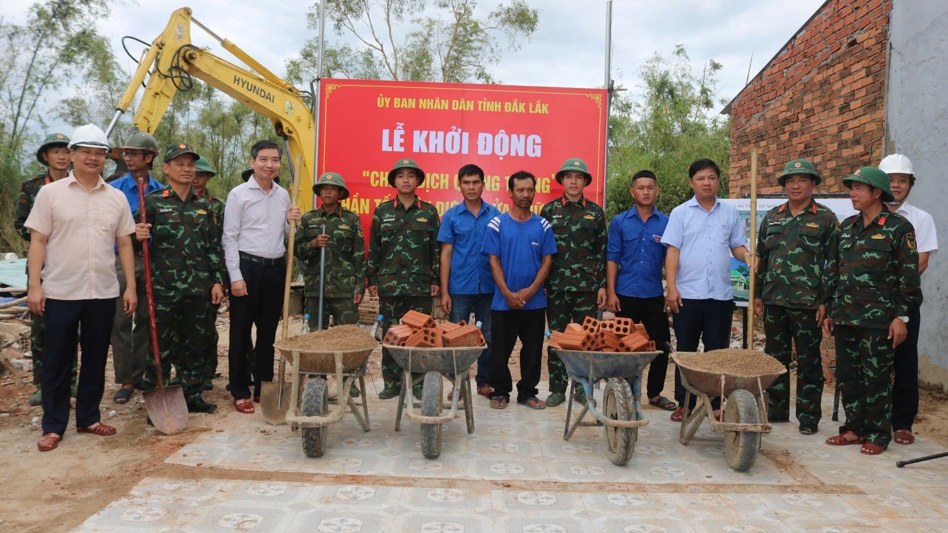 Руководители провинции Даклак, строительные отряды, вооруженные силы и народ на церемонии запуска img-21-4719.jpg