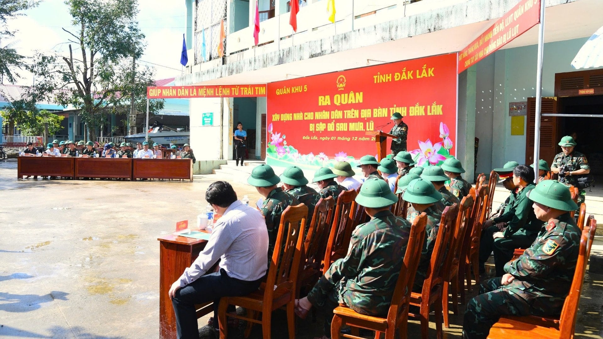 Сцена из кампании по строительству домов для пострадавших от наводнения в провинции Даклак. img-2692-235.jpg