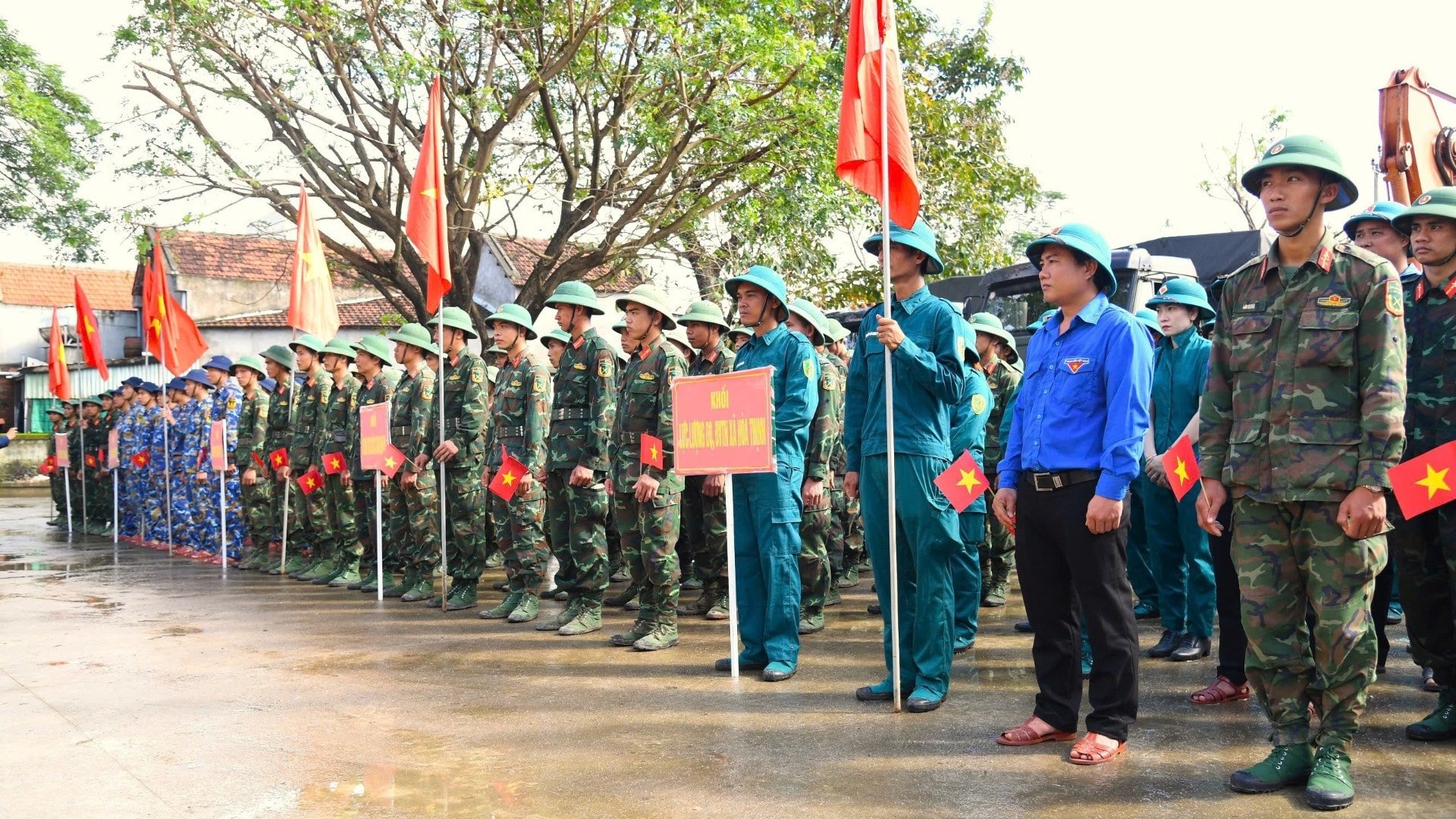 Подразделения, участвующие в строительстве для людей на церемонии спуска на воду. img-2681-4610.jpg