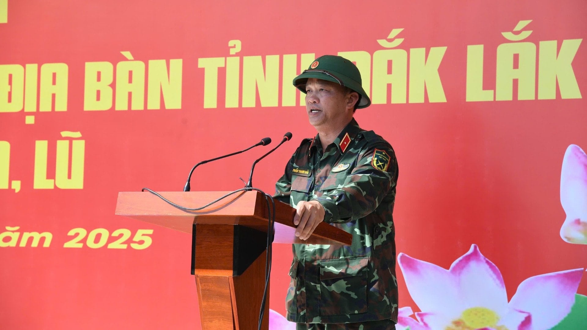 Генерал-майор Чан Тхань Хай, член Постоянного комитета партийного комитета, заместитель командующего 5-м военным округом, выступил с речью, в которой поставил задачи подразделениям, участвующим в строительстве домов для людей в районах, пострадавших от наводнения. img-2691-8835.jpg