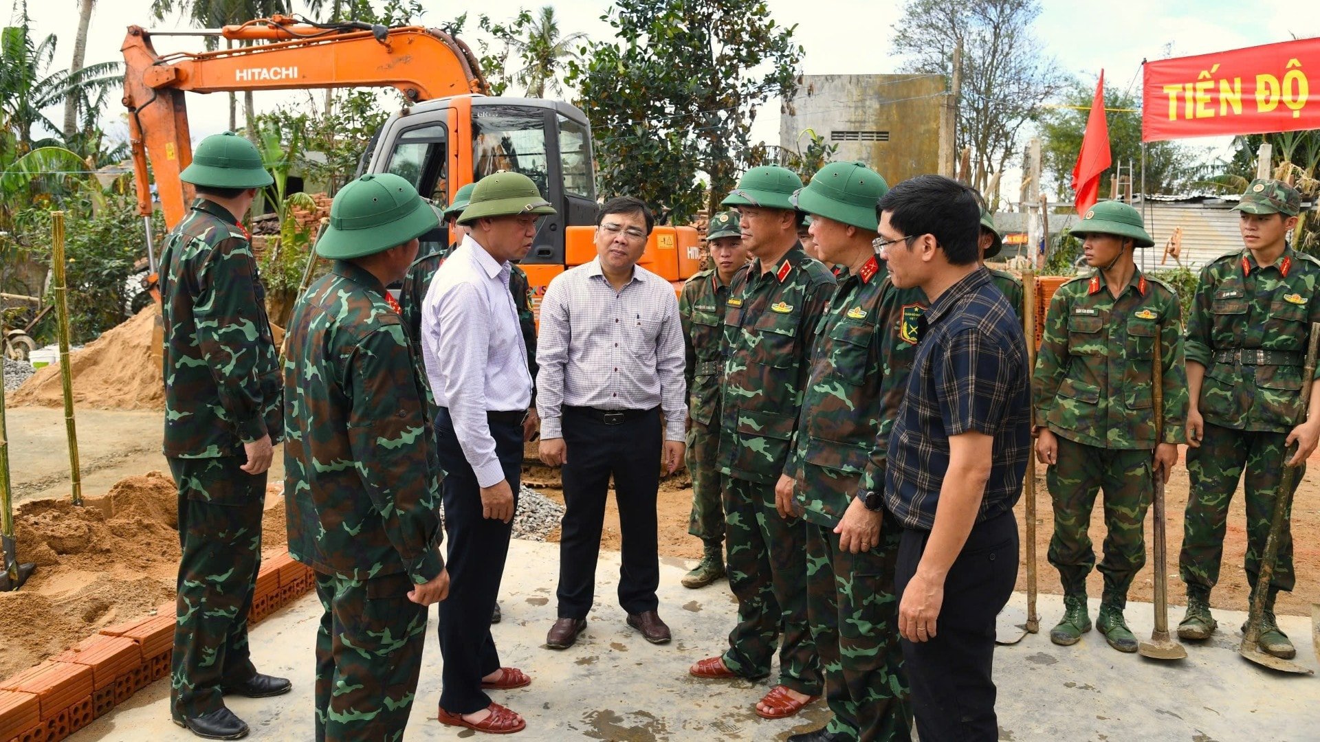 На церемонии запуска руководители провинции Даклак обменялись мнениями с руководителями 5-го военного округа. img-2680-6501.jpg