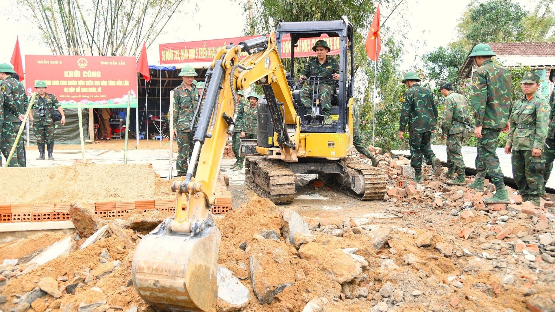 Сразу после церемонии спуска на воду подразделения приступили к рытью фундаментов под строительство домов. img-2683-4991.jpg