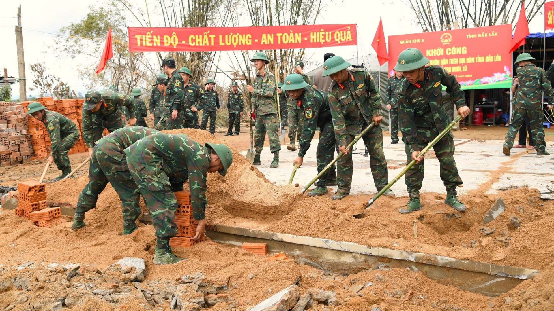 Это «Кампания Куанг Чунг» по быстрому строительству и ремонту домов для людей, пострадавших от штормов и наводнений, начатая премьер-министром. img-2693-7798.jpg