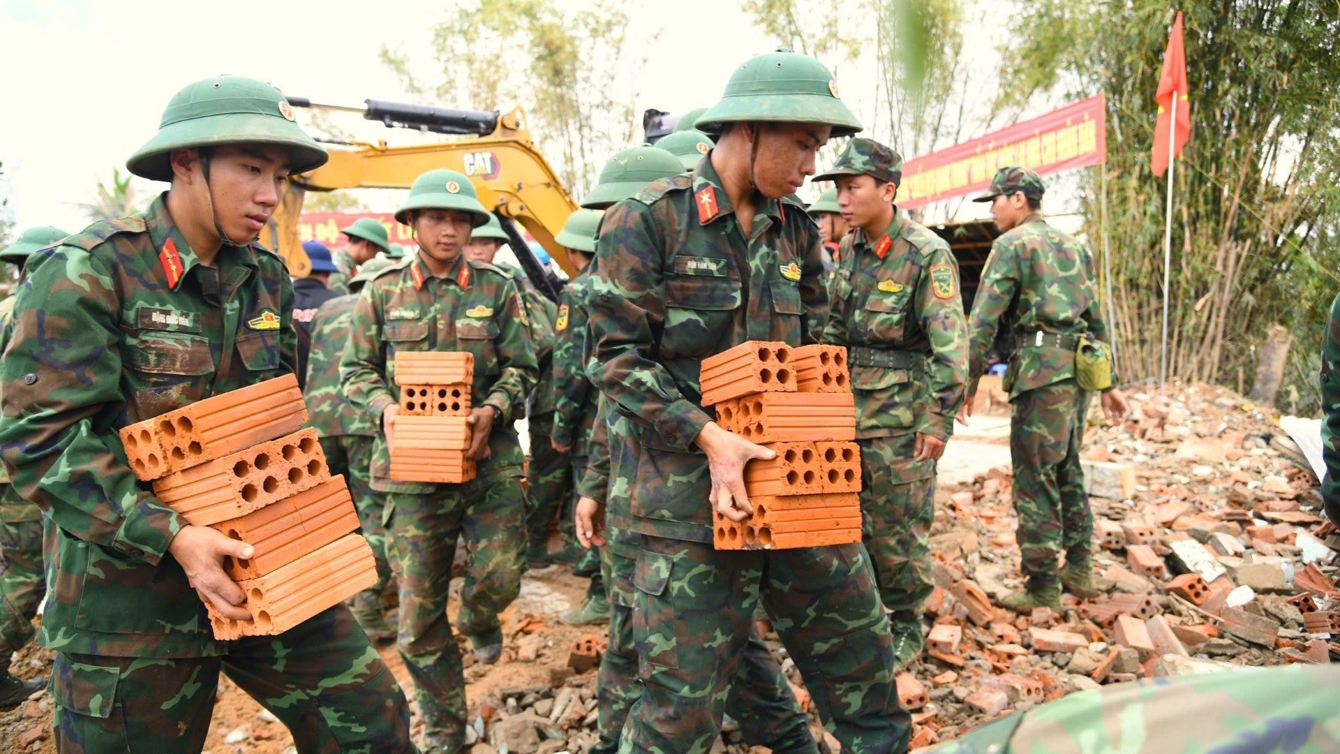 Офицеры и солдаты работают в авральном режиме. img-2690-9296.jpg