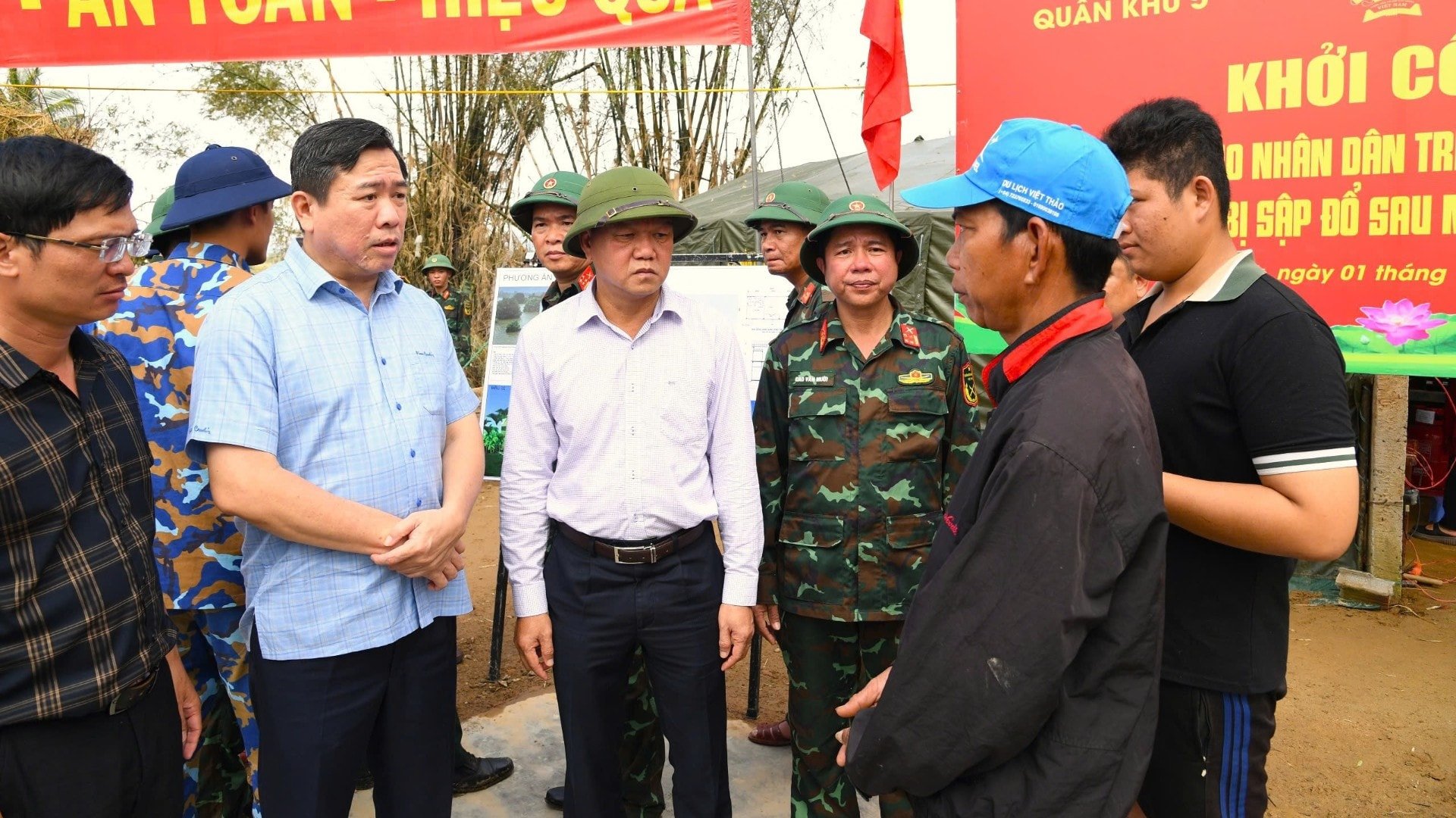 Руководители Народного комитета провинции Даклак и его подразделений обменялись мнениями и беседовали с людьми. img-2677-9962.jpg