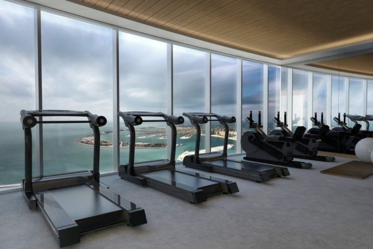 Z basenu bez krawędzi w hotelu Ciel Dubai Marina roztacza się widok na miasto.