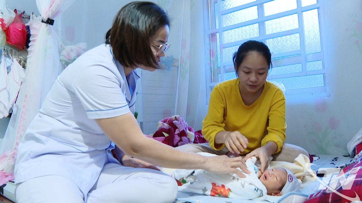 Personalul medical a venit la casele oamenilor din satul Khau Ca (comuna Cam Giang) pentru a oferi instrucțiuni privind îngrijirea postpartum a mamelor și copiilor.