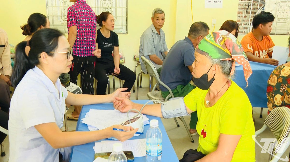 Locuitorii comunei Cao Minh sunt examinați și tratați cu asigurare medicală.