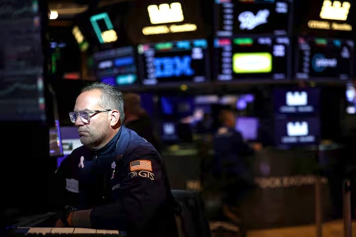 Cổ phiếu crypto sụt giảm, chứng khoán Mỹ mất đà đầu tháng 12