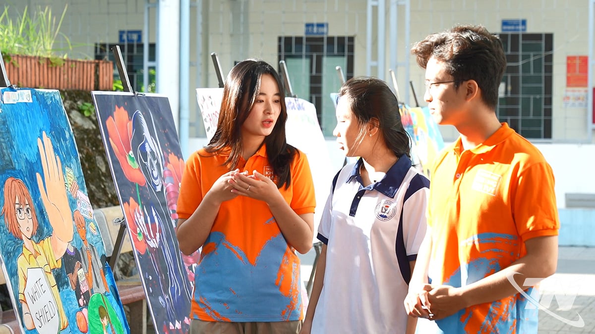 Studenter ved Thai Nguyen University of Medicine and Pharmacy deler måter å forebygge narkotikabruk på skolen.