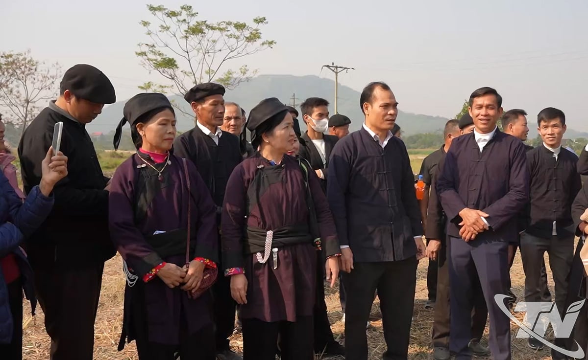 Veel mensen nemen deel aan het Ooc Po-festival van het Nung-volk.